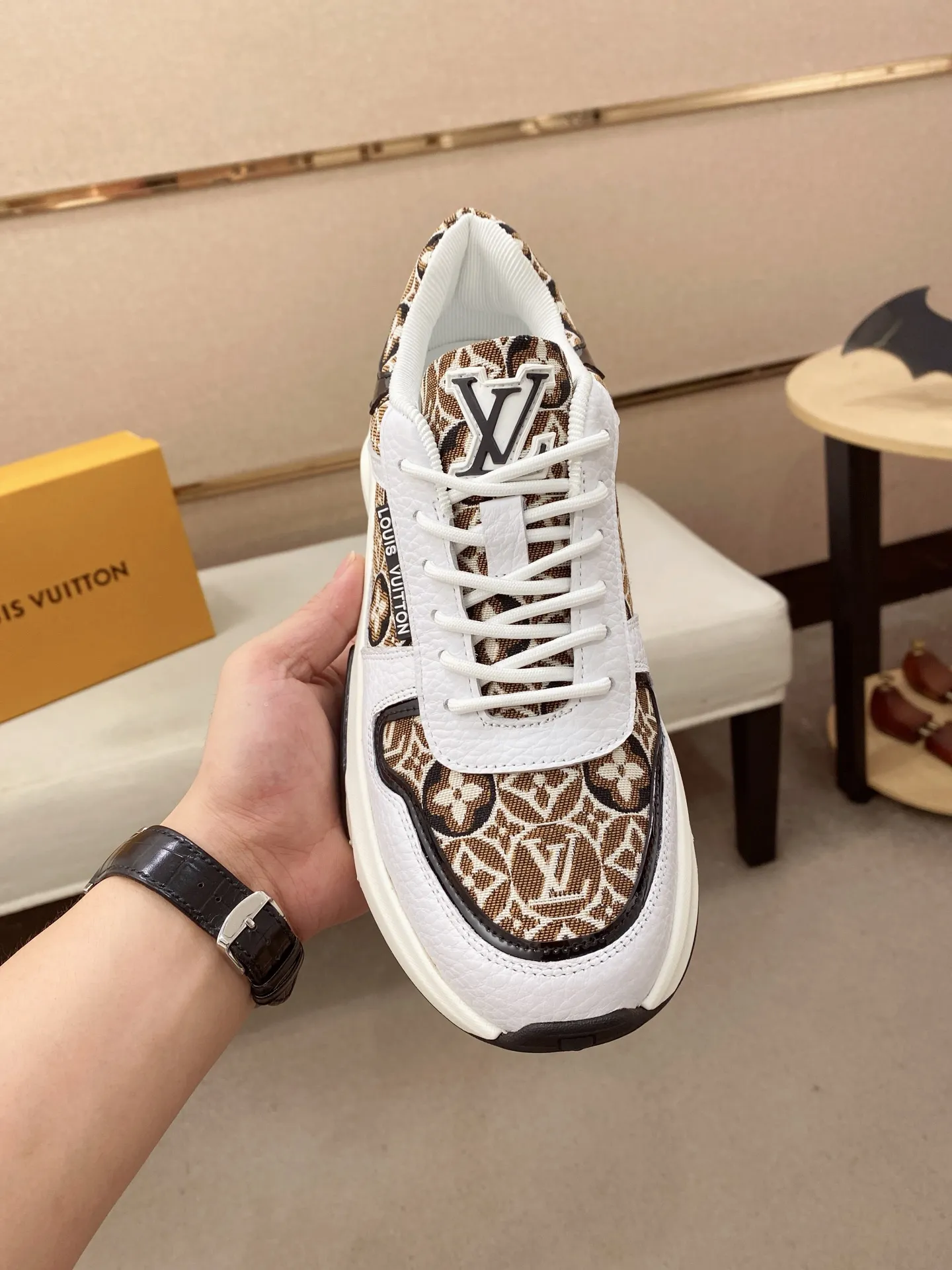 Men's shoes💰 462💰louis vuitton (Louis Vuitton/lv)🔍🔍The new counters are on sale at the same time. The uppers are imported from Italy. ️Re-engraved🇮🇹💪💪, ⚠Sole: The original sole is specially provided by the original factory, the exclusive movable molded sole is super comfortable, ⚠Original factory follow-up goods, 🔍🔍high quality, you can go in and out of the counter at will, welcome to compare⚠. Code number: 38-44 (45/46 customized, non-refundable)